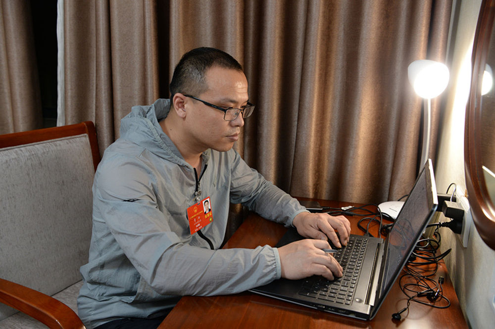 5月21日，全國人大代表董林在山西代表團(tuán)駐地工作。新華社發(fā)（李聯(lián)軍　攝）