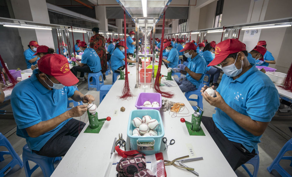 5月14日，云南省怒江傈僳族自治州怒江新城城墻壩易地扶貧安置點(diǎn)棒球工廠的工人在制作棒球。新華社記者　江文耀　攝