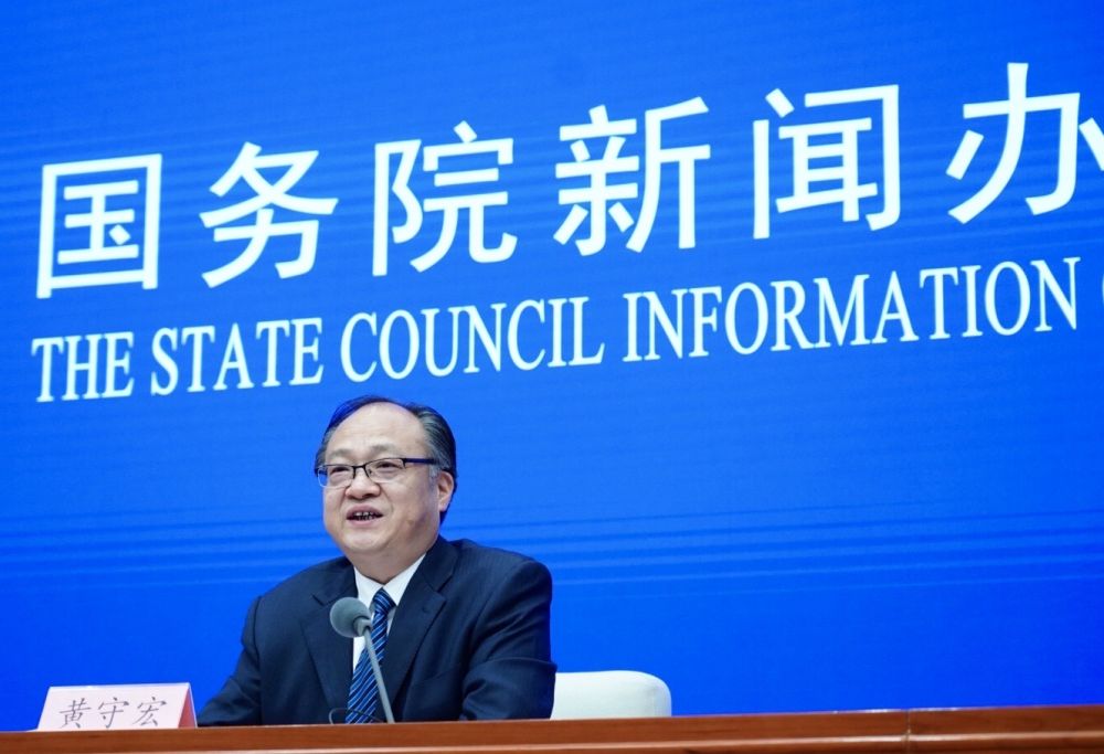 5月22日，國務(wù)院新聞辦邀請政府工作報(bào)告起草組負(fù)責(zé)人、國務(wù)院研究室主任黃守宏解讀政府工作報(bào)告有關(guān)情況。新華社記者　陳建力　攝