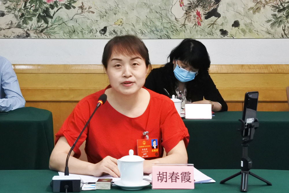 5月23日，全國人大代表胡春霞在參加分組審議政府工作報(bào)告時(shí)發(fā)言。新華社記者　吳雨　攝